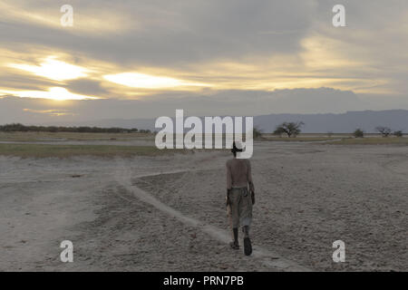 Aprile 24, 2017 - Lago Eyasi, distretto di Ngorongoro, Tanzania - Osama (14) passeggiate al lago Eyasi e guarda per gli uccelli a caccia.Gli Hadzabe sono una delle ultime opere, che rimangono nel mondo, che sopravvivono unicamente dai la caccia e la raccolta. Molto poco è cambiato nel modo in cui gli Hadzabe vivono la loro vita. Ma è diventato sempre più difficile per loro di perseguire gli Hadzabe modo di vita. Entrambi gli Hadzabe sarà trovare un modo per proteggere il loro territorio-diritti per avere accesso ad acqua depurata molle e animali selvatici o il lifestyle Hadzabe scomparirà con la maggior parte di essi finiscono come poveri e Foto Stock