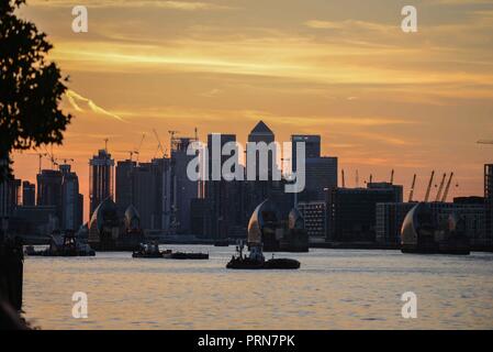 Londra 3 Ottobre 2018: Regno Unito Meteo: Golden Sunset over la Thames Barrier e Canary Wharf. Credito: Claire Doherty/Alamy Live News Foto Stock