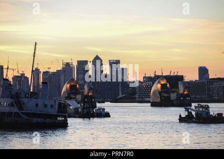 Londra 3 Ottobre 2018: Regno Unito Meteo: Golden Sunset over la Thames Barrier e Canary Wharf. Credito: Claire Doherty/Alamy Live News Foto Stock