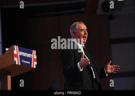 Birmingham, Inghilterra. 3 Ottobre, 2018. Geoffrey Cox MP, Procuratore Generale , parlando prima del discorso di Theresa Maggio MP, il Primo Ministro e il Leader del Partito conservatore, sulla sessione di chiusura della quarta giornata del partito conservatore conferenza annuale presso la Corte penale internazionale. Kevin Hayes/Alamy Live News Foto Stock