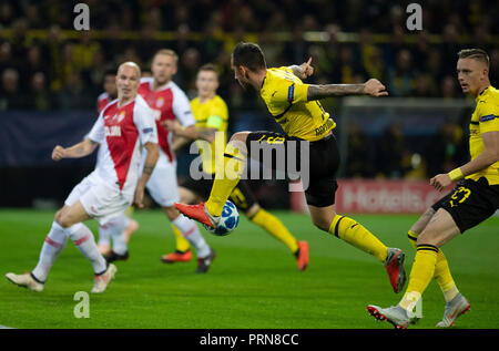 03 ottobre 2018, della Renania settentrionale-Vestfalia, Dortmund: Calcio: Champions League, Borussia Dortmund - come Monaco, fase di gruppo, gruppo A, seconda giornata. Dortmund Paco Alcácer sta lasciando. Foto: Bernd Thissen/dpa Foto Stock