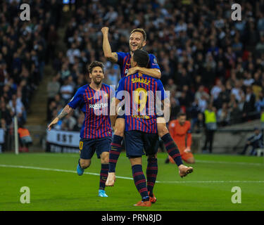 Londra, Regno Unito. Il 3 ottobre 2018, lo Stadio di Wembley a Londra, Inghilterra; UEFA Champions League Tottenham v Barcellona ; Ivan Rakitic (04) di Barcellona celebra il suo obiettivo di rendere 0-2 con Luis Suarez (09) del credito di Barcellona: Mark Cosgrove/news immagini Foto Stock