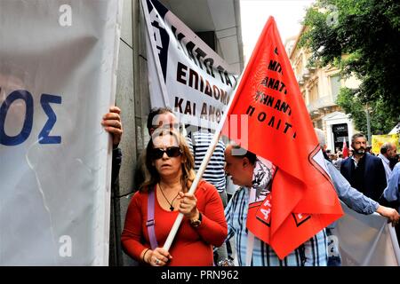 Atene, Grecia. 3° Ott, 2018. Una donna è visto in piedi accanto a un banner tenendo un flag durante la protesta.greco protesta i sindacati chiedono prestazioni migliori per impieghi pericolosi. Credito: Helen Paroglou SOPA/images/ZUMA filo/Alamy Live News Foto Stock