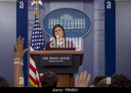 Washington, Distretto di Columbia, Stati Uniti d'America. 3° Ott, 2018. WASHINGTON, DC: portavoce della Casa Bianca Sarah Huckabee Sanders parla durante un briefing alla Casa Bianca il 3 ottobre 2018. Credito: Tasos Katopodis/CNP Credito: Tasos Katopodis/CNP/ZUMA filo/Alamy Live News Foto Stock