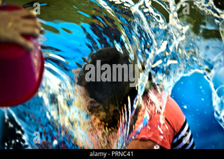 Portland, Oregon, Stati Uniti d'America. Il 4° agosto 2015. Kaitlin Mote, 12 e viene superato da un ondata di acqua si lancia da un amico durante una notte nazionali fuori Block Party a Providence entro Kniccurbocker Park combina divertimento e istruzione per contribuire a promuovere la sicurezza della comunità. Credito: L.E. Baskow/ZUMA filo/Alamy Live News Foto Stock