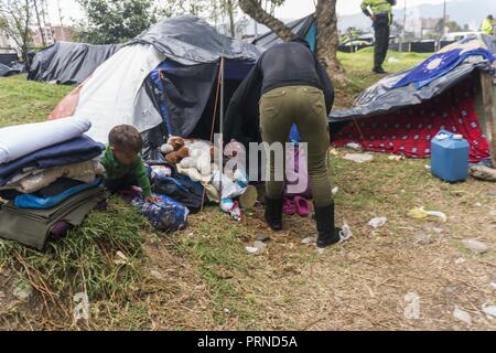 3 Ottobre 2018 - Una famiglia Venezuelana in improvvisato campo dove circa 390 venezuelani live di un paio di settimane fa in prossimità del terminale di trasporto nella città di Bogotà Credito: Daniel Garzon Herazo/ZUMA filo/Alamy Live News Foto Stock