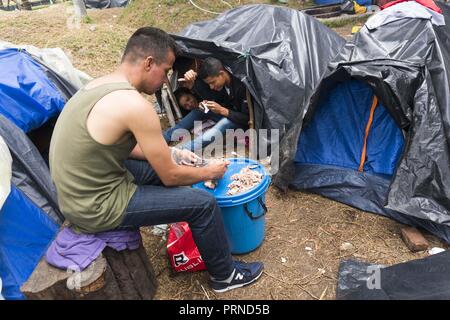 3 Ottobre 2018 - Una famiglia Venezuelana in improvvisato campo dove circa 390 venezuelani live di un paio di settimane fa in prossimità del terminale di trasporto nella città di Bogotà Credito: Daniel Garzon Herazo/ZUMA filo/Alamy Live News Foto Stock