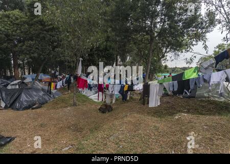 3 Ottobre 2018 - vista generale dell'improvvisato campo dove circa 390 venezuelani live di un paio di settimane fa in prossimità del terminale di trasporti della città di Bogotà Credito: Daniel Garzon Herazo/ZUMA filo/Alamy Live News Foto Stock