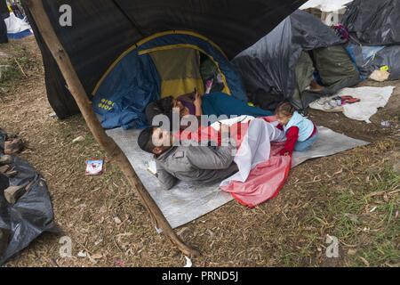 3 Ottobre 2018 - Una famiglia Venezuelana in improvvisato campo dove circa 390 venezuelani live di un paio di settimane fa in prossimità del terminale di trasporto nella città di Bogotà Credito: Daniel Garzon Herazo/ZUMA filo/Alamy Live News Foto Stock