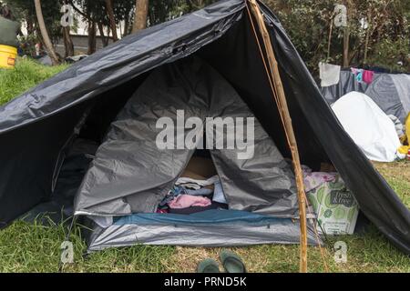 3 Ottobre 2018 - alcune delle tende nel campo improvvisato dove circa 390 venezuelani live di un paio di settimane fa in prossimità del terminale di trasporto nella città di Bogotà Credito: Daniel Garzon Herazo/ZUMA filo/Alamy Live News Foto Stock