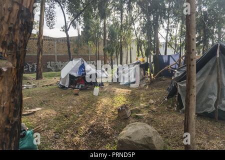 3 Ottobre 2018 - alcune delle tende nel campo improvvisato dove circa 390 venezuelani live di un paio di settimane fa in prossimità del terminale di trasporto nella città di Bogotà Credito: Daniel Garzon Herazo/ZUMA filo/Alamy Live News Foto Stock