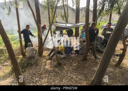 3 Ottobre 2018 - Alcune persone nel campo improvvisato dove circa 390 venezuelani live di un paio di settimane fa in prossimità del terminale di trasporto nella città di Bogotà Credito: Daniel Garzon Herazo/ZUMA filo/Alamy Live News Foto Stock