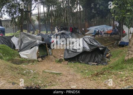 3 Ottobre 2018 - alcune delle tende nel campo improvvisato dove circa 390 venezuelani live di un paio di settimane fa in prossimità del terminale di trasporto nella città di Bogotà Credito: Daniel Garzon Herazo/ZUMA filo/Alamy Live News Foto Stock