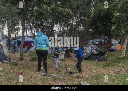 3 Ottobre 2018 - Alcune persone nel campo improvvisato dove circa 390 venezuelani live di un paio di settimane fa in prossimità del terminale di trasporto nella città di Bogotà Credito: Daniel Garzon Herazo/ZUMA filo/Alamy Live News Foto Stock