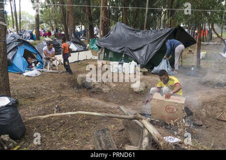 3 Ottobre 2018 - Alcune persone nel campo improvvisato dove circa 390 venezuelani live di un paio di settimane fa in prossimità del terminale di trasporto nella città di Bogotà Credito: Daniel Garzon Herazo/ZUMA filo/Alamy Live News Foto Stock