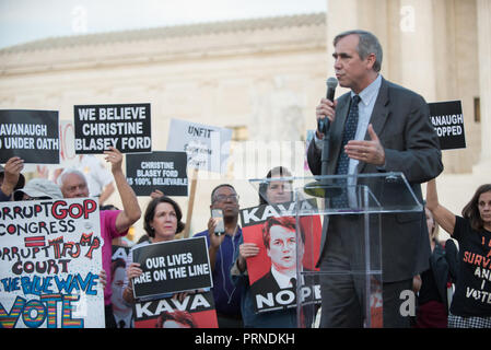 Washington DC, Stati Uniti d'America. 3 Ottobre 2018 - Stop Kavanaugh Rally presso la Corte suprema degli Stati Uniti.US Senator Jeff Merkley parla al ''No per Kavanaugh'' rally di fronte alla Corte suprema degli Stati Uniti. Zach D Roberts.Washington DC.USA.NUOVO.20181004 (credito Immagine: © Zach RobertsZUMA filo) Credito: ZUMA Press, Inc./Alamy Live News Foto Stock