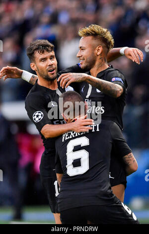 (181004) -- Parigi, il 4 ottobre, 2018 (Xinhua) -- Juan Bernat, Marco Verratti e Neymar (L a R) di Parigi Saint-Germain celebrare rigature durante la UEFA Champions League gruppo C match 2. round tra Parigi Saint-Germain e Stella Rossa Belgrado a Parigi in Francia ad Ottobre 3, 2018. Paris Saint-Germain ha vinto 6-1 a casa. (Xinhua/Chen Yichen) Foto Stock