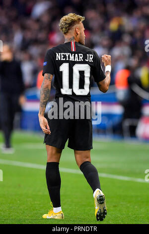 (181004) -- Parigi, il 4 ottobre, 2018 (Xinhua) -- Neymar di Parigi Saint-Germain celebra il punteggio durante la UEFA Champions League gruppo C match 2. round tra Parigi Saint-Germain e Stella Rossa Belgrado a Parigi in Francia ad Ottobre 3, 2018. Paris Saint-Germain ha vinto 6-1 a casa. (Xinhua/Chen Yichen) Foto Stock