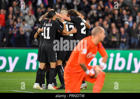 (181004) -- Parigi, il 4 ottobre, 2018 (Xinhua) -- i giocatori di Parigi Saint-Germain celebrare rigature durante la UEFA Champions League gruppo C match 2. round tra Parigi Saint-Germain e Stella Rossa Belgrado a Parigi in Francia ad Ottobre 3, 2018. Paris Saint-Germain ha vinto 6-1 a casa. (Xinhua/Chen Yichen) Foto Stock