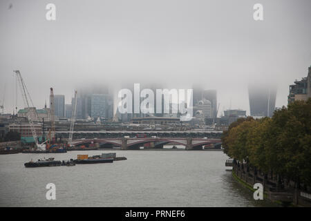 Londra REGNO UNITO. 4 Ottobre 2018.skyline di Londra e il quartiere finanziario di edifici sono coperti in una fitta nebbia di mattina Credito: amer ghazzal/Alamy Live News Foto Stock
