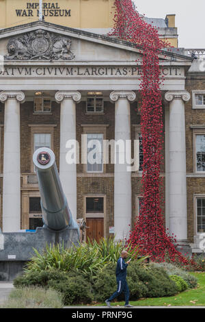 Londra, Regno Unito. 4 Ottobre, 2018. Finestra di pianto per artista Paolo Cummins e designer Tom Piper a IWM Londra. Questa è la presentazione finale come parte di 14-18 ADESSO UK-wide tour di papaveri e la scultura sarà sul sito fino al 18 novembre 2018. È la prima volta che ha restituito al capitale in quanto essa era parte del " sangue spazzata di terre e mari di rosso' presso la Torre di Londra nel 2014, e rappresenta il culmine dei papaveri tour. Credito: Guy Bell/Alamy Live News Foto Stock