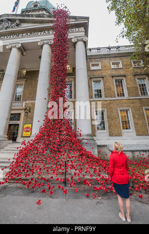 Londra, Regno Unito. 4 Ottobre, 2018. Finestra di pianto per artista Paolo Cummins e designer Tom Piper a IWM Londra. Questa è la presentazione finale come parte di 14-18 ADESSO UK-wide tour di papaveri e la scultura sarà sul sito fino al 18 novembre 2018. È la prima volta che ha restituito al capitale in quanto essa era parte del " sangue spazzata di terre e mari di rosso' presso la Torre di Londra nel 2014, e rappresenta il culmine dei papaveri tour. Credito: Guy Bell/Alamy Live News Foto Stock