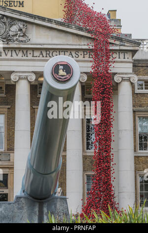 Londra, Regno Unito. 4 Ottobre, 2018. Finestra di pianto per artista Paolo Cummins e designer Tom Piper a IWM Londra. Questa è la presentazione finale come parte di 14-18 ADESSO UK-wide tour di papaveri e la scultura sarà sul sito fino al 18 novembre 2018. È la prima volta che ha restituito al capitale in quanto essa era parte del " sangue spazzata di terre e mari di rosso' presso la Torre di Londra nel 2014, e rappresenta il culmine dei papaveri tour. Credito: Guy Bell/Alamy Live News Foto Stock