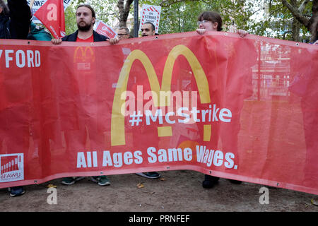 Londra, Regno Unito, 4 ottobre 2018. McDonald's, wetherspoons, TGI Fridays accanto Delivroo e Uber mangia piloti rally nel quadrato di Leicester, esigente di migliori condizioni di lavoro e di £ 10 l'ora. Credito: Yanice Idir / Alamy Live News Foto Stock