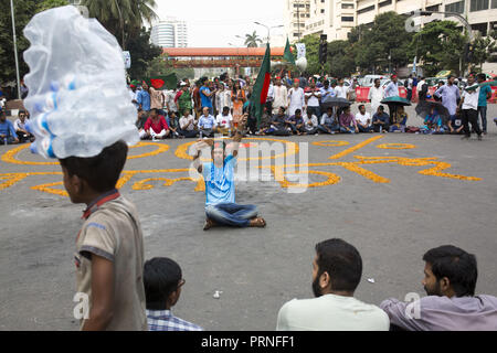 4 Ottobre 2018 - Dhaka, Bangladesh - Dhaka, Bangladesh - ottobre 04 : i manifestanti Gridare slogan e blocco Shahbagh intersezione come chiedono di reintrodurre un 30 per cento contingente per la libertà fightersâ€™ figli e nipoti di Dhaka , Bangladesh in ottobre 04, 2018...Secondo i media locali relazioni, il cabinet Bandgladeshi ha approvato un comitato governativo per la decisione di abolire l'attuale sistema dei contingenti per la classe I e di classe II di posti di lavoro nel servizio civile. (Credito Immagine: © Zakir Hossain Chowdhury/ZUMA filo) Foto Stock