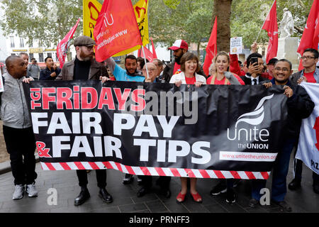 Londra, Regno Unito, 4 ottobre 2018. McDonald's, wetherspoons, TGI Fridays accanto Delivroo e Uber mangia piloti rally nel quadrato di Leicester, esigente di migliori condizioni di lavoro e di £ 10 l'ora. Credito: Yanice Idir / Alamy Live News Foto Stock