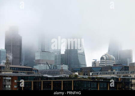 Londra, Regno Unito. 4 Ottobre, 2018. Una coltre di nebbia che offusca lo skyline della città di Londra. Credito: Kevin Frost/Alamy Live News Foto Stock