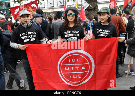 Londra, Regno Unito. 4 Ott 2018. Centinaia di lavoratori uniti da American, il Brasile e la Tailandia Regno Unito Rally per McDonald's, TGI Fridays & Wetherspoons percussori. I manifestanti domanda £10 per un ora a Leicester Square, Londra, Regno Unito. Il 4 ottobre 2018. Credito: Picture Capital/Alamy Live News Foto Stock