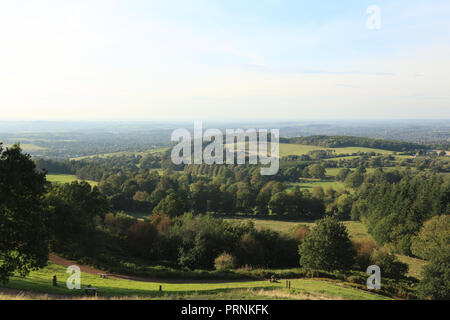Wychbury hill come visto da clent hills nel West Midlands, Regno Unito. Foto Stock
