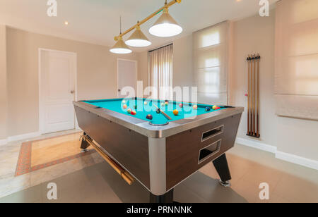 Interno della sala biliardo in casa per rilassarsi Foto Stock