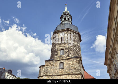 Basso angolo vista della vecchia storica chiesa di San Giovanni con orologio contro il cielo blu a Bad Schandau, Germania Foto Stock