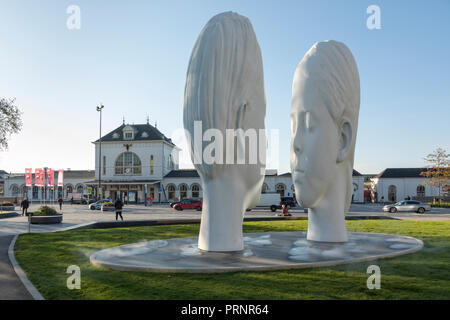 Leeuwarden, Paesi Bassi - 18 Settembre 2018: "L'amore" di Jaume da Plensa a. La fontana è uno degli undici posti in tutto Fryslân provincia di Europ Foto Stock