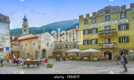 La storica città di Glorenza/Glorenza nel sud di Malles/Malles è una delle più piccole città in tutto il mondo. Trentino Alto Adige - Italia. Foto Stock