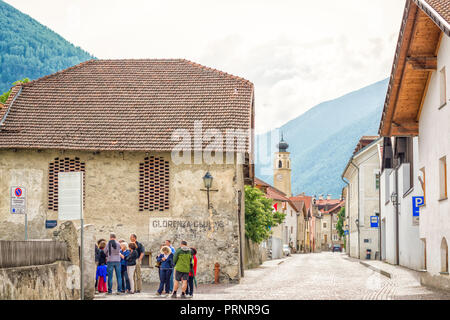 La storica città di Glorenza/Glorenza nel sud di Malles/Malles è una delle più piccole città in tutto il mondo. Trentino Alto Adige - Italia Foto Stock