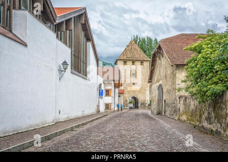 La storica città di Glorenza/Glorenza nel sud di Malles/Malles è una delle più piccole città in tutto il mondo. Trentino Alto Adige - Italia Foto Stock