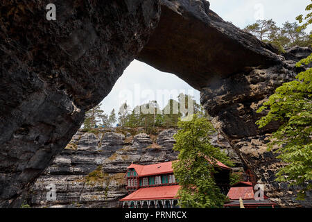 Repubblica ceca, PRAVCICKA BRANA - 26 giugno 2018: arch nella formazione di roccia e Falcons Nest Hotel Foto Stock