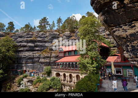 Repubblica ceca, PRAVCICKA BRANA - 26 giugno 2018: i viaggiatori camminare vicino a rocce di Falcons Nest Hotel Foto Stock