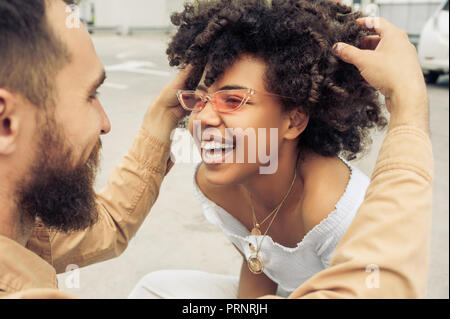 Ritagliato shot di felice giovani interracial matura per divertirsi e ridere su strada Foto Stock