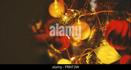 Decorazione di Natale appeso nella struttura ad albero Foto Stock