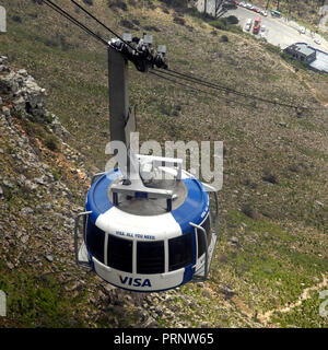 Cavo soprelevato auto su per la salita alla cima della Table Mountain e Cape Town, Sud Africa e Africa. Foto Stock