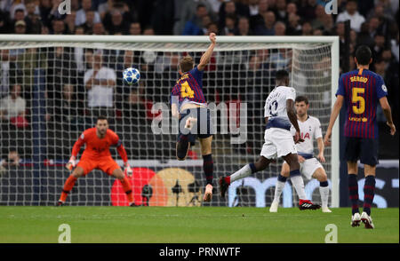 Barcellona è Ivan Rakitic punteggi i suoi lati secondo obiettivo durante la UEFA Champions League, gruppo B corrisponde allo stadio di Wembley, Londra. Foto Stock