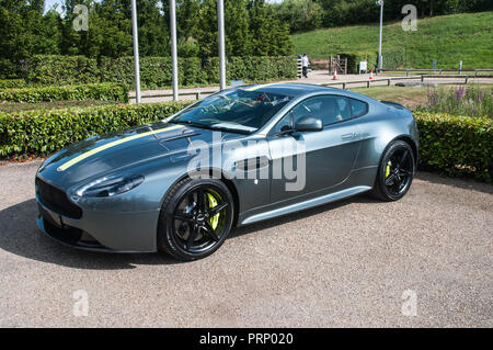 In tutto il Regno Unito - Aston Martin - sede centrale Display Foto Stock