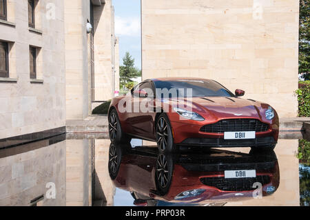 In tutto il Regno Unito - Aston Martin - sede centrale Display Foto Stock