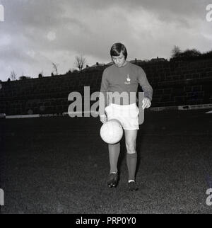 1970, ottobre, Charlton Althetic Football Club, l'immagine mostra il club di nuova firma, lettore di centrocampo, Walthamstow nato, Dennis Bond su il passo nella striscia di squadra con una sfera. Foto Stock