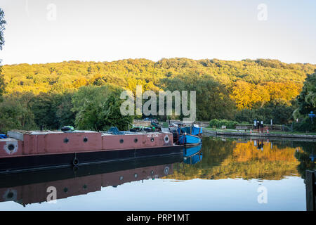 Una vista sul Kennet and Avon canal a Dundas Aquaduct verso il fogliame di autunno su una sera d'autunno Foto Stock