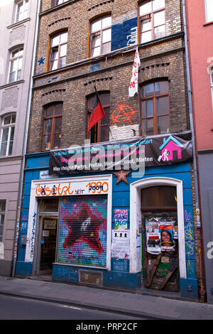 Casa con manifesti di protesta contro la gentrification in strada Ferkulum Im nel quartiere Suedstadt, Colonia, Germania. Haus mit Protestplakaten Foto Stock